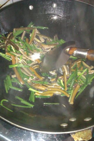 鳝鱼炒韭菜的做法步骤：5