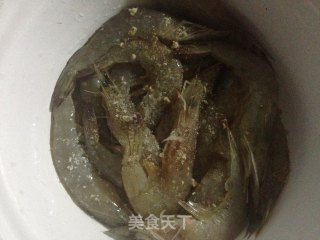 香港风味下酒菜——避风塘炒虾的做法步骤：1