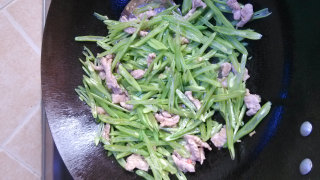 脆嫩鲜香——刀豆炒肉丝的做法步骤：3