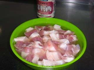 红焖肉炖干豆腐鹌鹑蛋的做法步骤：1
