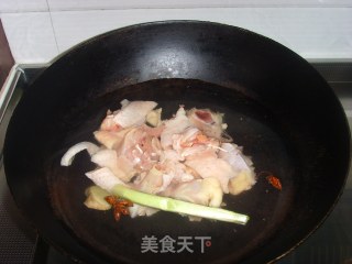 鸡肉炖土豆栗子的做法步骤：1