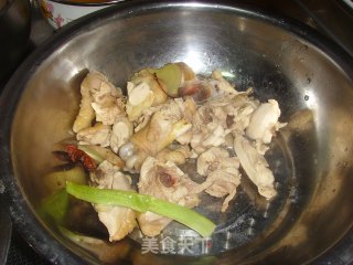 鸡肉炖土豆栗子的做法步骤：2