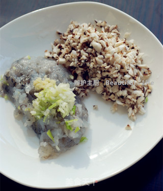 香菇虾肉蒸蛋卷的做法步骤：2