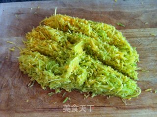 鸡蛋拉瓜玉米面饼的做法步骤：2