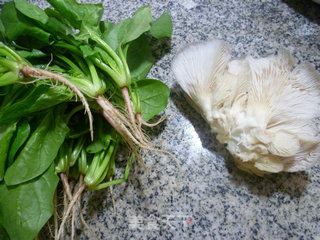平菇炒菠菜的做法步骤：1