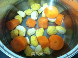 板粟胡萝卜龙骨汤的做法步骤：3