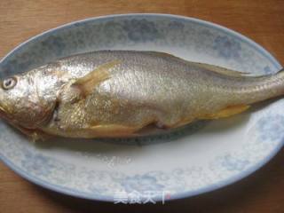 黄鱼煮萝卜丝的做法步骤：1