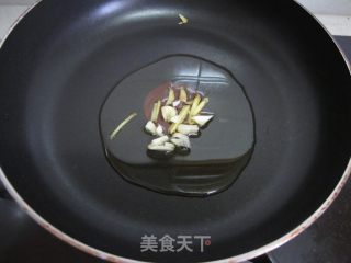 鲜香美味——秘制杂鱼煲的做法步骤：3