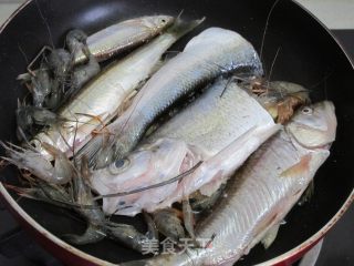 鲜香美味——秘制杂鱼煲的做法步骤：4
