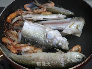 鲜香美味——秘制杂鱼煲的做法步骤：5