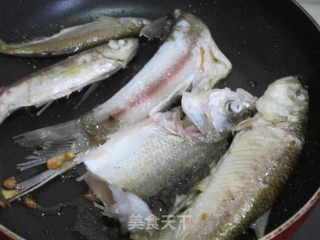 鲜香美味——秘制杂鱼煲的做法步骤：7