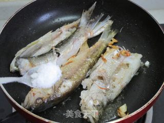 鲜香美味——秘制杂鱼煲的做法步骤：8