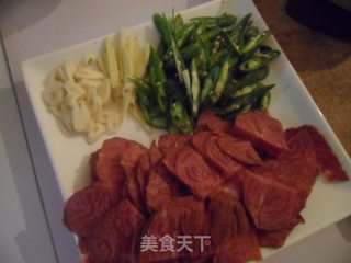 青椒炒卤牛肉的做法步骤：1