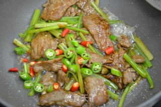 香芹炒牛柳的做法步骤：6