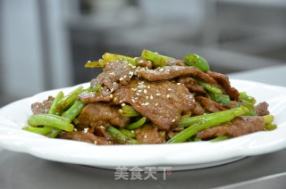香芹炒牛柳的做法步骤：7