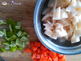 香肠炒藕丁的做法步骤：3