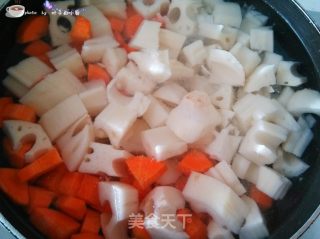 香肠炒藕丁的做法步骤：5