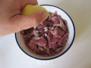 双椒爆鸭胗的做法步骤：2