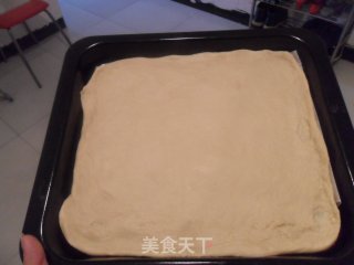 什锦火腿披萨的做法步骤：1