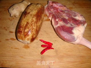 秋季进补佳品--鸭腿炖莲藕的做法步骤：1