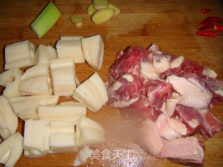 秋季进补佳品--鸭腿炖莲藕的做法步骤：2