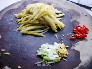 酸瓜炒肉丝的做法步骤：3