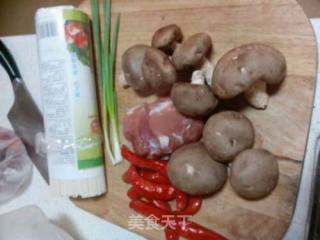香菇肉丝面的做法步骤：1