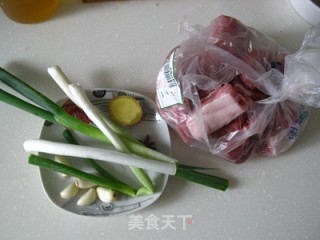老菜新做---葱烧排骨的做法步骤：1