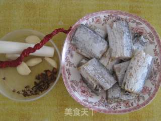 红烧带鱼的做法步骤：1