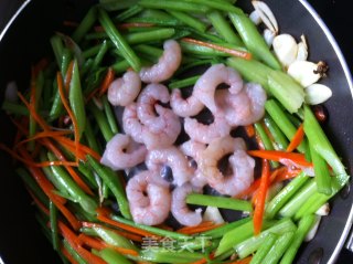 【芹菜炒虾仁】的做法步骤：8