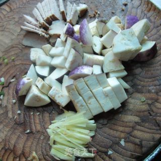 茄子炒卤肉的做法步骤：2