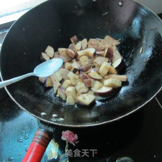 茄子炒卤肉的做法步骤：4