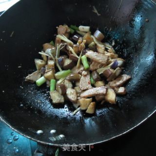 茄子炒卤肉的做法步骤：6
