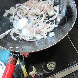 洋葱炒卤肉的做法步骤：2