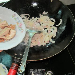 洋葱炒卤肉的做法步骤：3