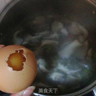 【蘑菇鸡蛋汤】---冬季常见暖身汤的做法步骤：7