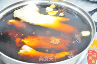 红曲酱猪蹄的做法步骤：6