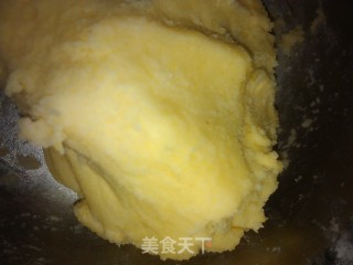 奶黄牛角包的做法步骤：1