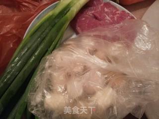 鲜肉酱爆鱼丸的做法步骤：1