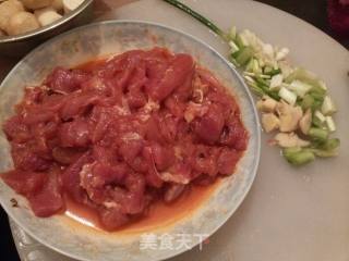 鲜肉酱爆鱼丸的做法步骤：2