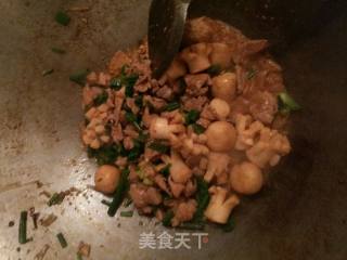 鲜肉酱爆鱼丸的做法步骤：6