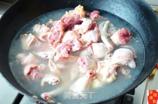 土豆烧土鸡的做法步骤：1