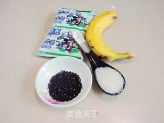 芝麻香蕉奶昔的做法步骤：1