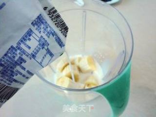 芝麻香蕉奶昔的做法步骤：4