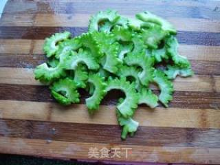 辣椒酱拌苦瓜的做法步骤：1