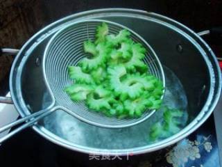 辣椒酱拌苦瓜的做法步骤：2