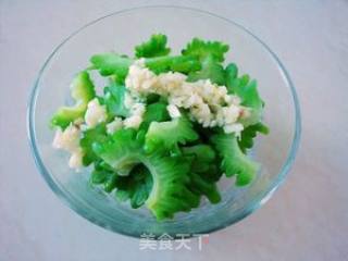 辣椒酱拌苦瓜的做法步骤：3