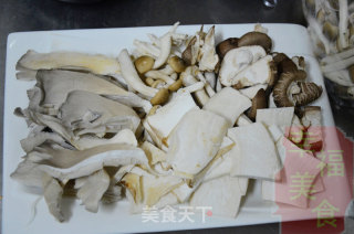 幸福美食：麻辣诱惑大闸蟹多菌香锅的做法步骤：3