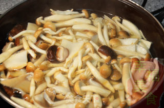 幸福美食：麻辣诱惑大闸蟹多菌香锅的做法步骤：5