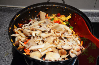 幸福美食：麻辣诱惑大闸蟹多菌香锅的做法步骤：7